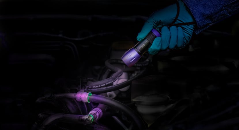 黑光燈照射液壓係統泄漏